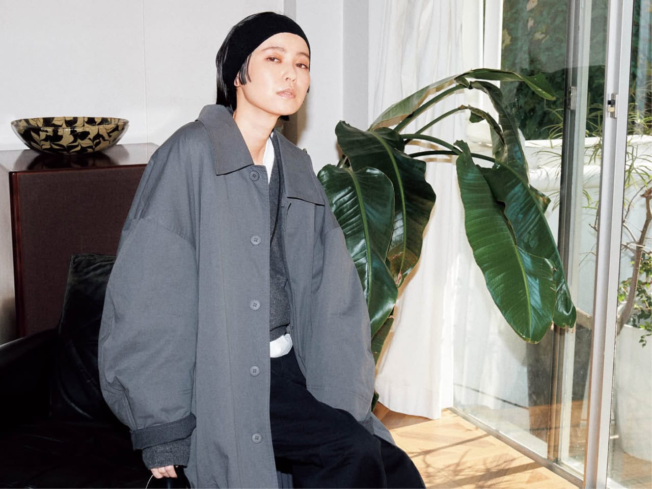 「黒を着ると気分が整う」コートもデニムもバッグもぜーんぶ黒!比留川游さんの激推し私物♡