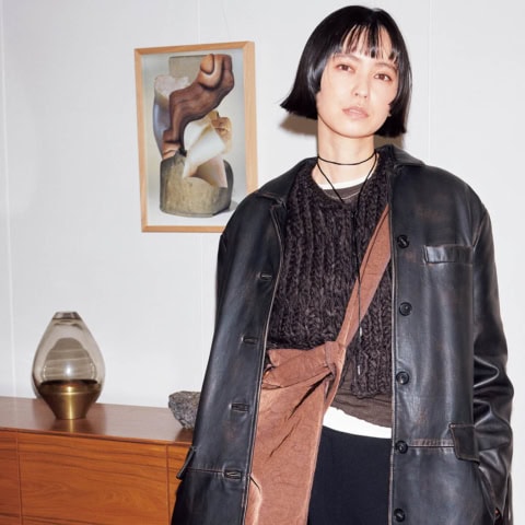 「黒を着ると気分が整う」コートもデニムもバッグもぜーんぶ黒！比留川游さんの激推し私物♡