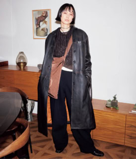 テラのレザーコート、トゥデイフルのニットベスト、中に着たレイヤードトップス、パンツ、ローファー、マシロのチョーカー、イッチのナイロントート／全て本人私物