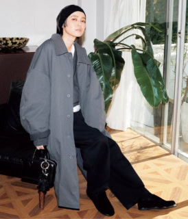 スタジオ・ドーのトレンチコートとVニット、黒デニム、中に着た無印良品の白T、ヘイップのターバン、イッチのキートップコード、トゥティエのハンドバッグ、ロロのクマチャーム、ノダルの靴下、エトレトウキョウのローファー／全て本人私物