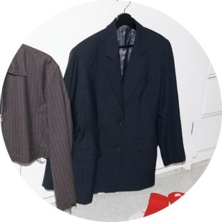 「パテックはいつもチェックしている大好きなブランド。このモデルはずっと探していた80年代のヴィンテージなんです。現行品よりもフェイスが小さめなの。ベルトは新しく交換、上品にブラウンレザーを選んでみました」。パテック フィリップの時計／本人私物