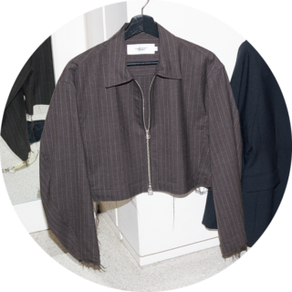 「毎シーズン欠かさずチェックしているブランドのもの。カジュアル過ぎるかなって日も、これひとつ足せばキレイめにまとあまる優秀っぷり」。ジェーンスミスのブルゾン／本人私物