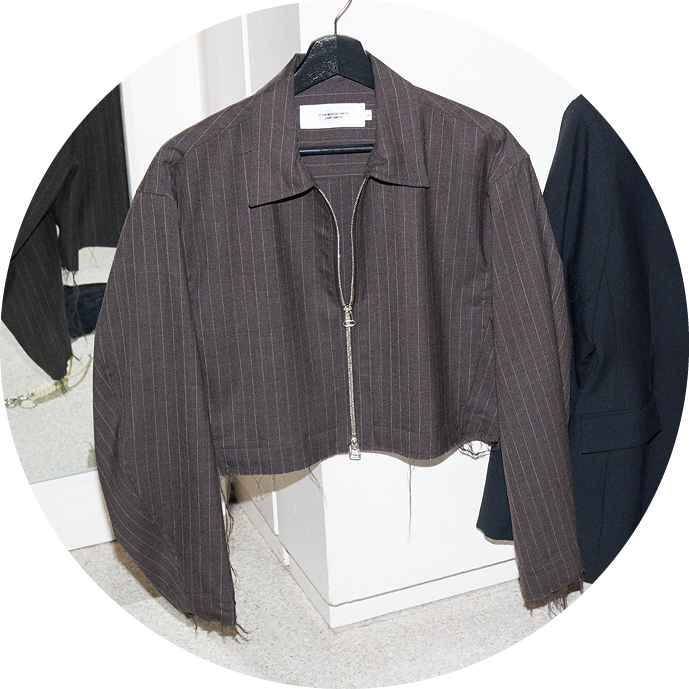 「毎シーズン欠かさずチェックしているブランドのもの。カジュアル過ぎるかなって日も、これひとつ足せばキレイめにまとあまる優秀っぷり」。ジェーンスミスのブルゾン／本人私物