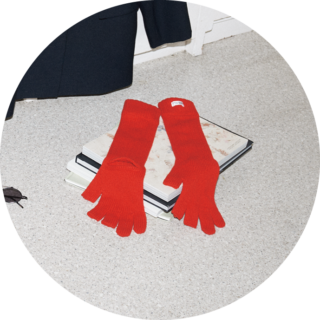 「手首にホールがあって、脱がずに手を出せます。親指～中指はオープンフィンガーなのも使いやすくてカラバリで所持」。ジェーンスミスの手袋／本人私物