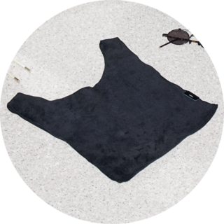 「リップと財布とケータイがあれば出かけられる私には、このくらいのミニサイズで十分」。イッチの黒スエードバッグ／本人私物