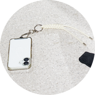 「ジャンルレスで使い勝手のいいイッチのレザー小物。気づけばたくさん集まってた！」 イッチのコードチャーム／本人私物