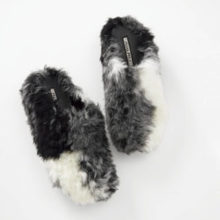 「ミューズの撮影でももこもこのサンダルをはかせてもらって、いいなって思っていたんだけど、これはサボみたいな形でつま先まで暖かいし、ボリューム感がたまらない♡」プランクプロジェクトのサンダル／本人私物