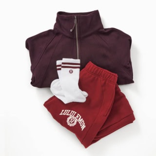 「娘たちが着ているのを見てマネしました！ これまで見逃していたのを悔やむくらい可愛い。卵色と並んで注目しているカラーのエンジのアイテムを購入」。ルルレモンのハーフジップトップス、ソックス、トラックパンツ／全て本人私物