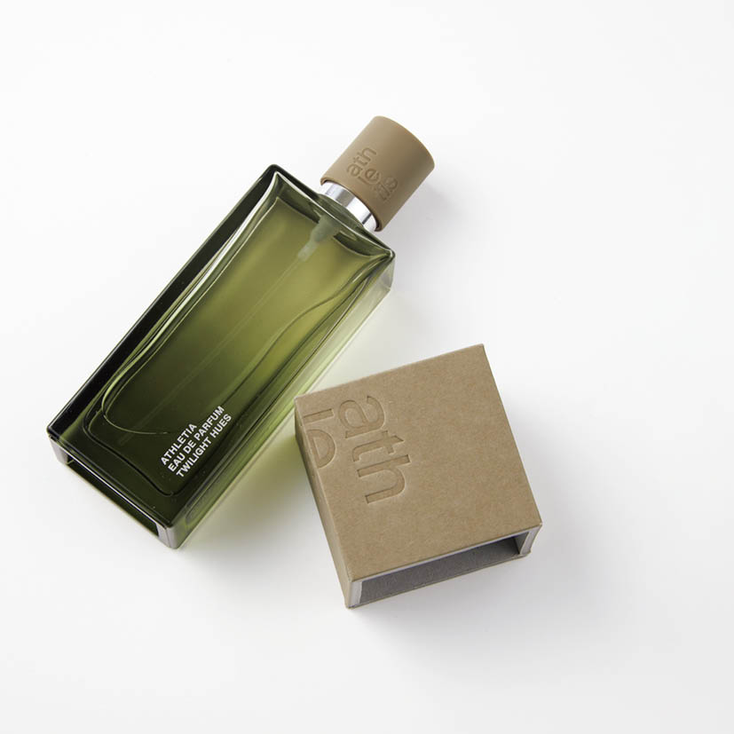 「アスレティアのフレグランスは天然の植物精油が90%以上配合されていて、とにかく香りがいい！ 他の種類も好きだし、ロマンティックなネーミングセンスもたまらないの」。アスレティアのトワイライト ヒューズ／本人私物