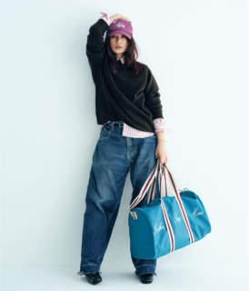 ヴィンテージのゲス ジーンズのデニムパンツ、ノマットのニット、セザンヌのシャツ、ステューシーのキャップ、セザンヌのシューズ、マックス＆コーのバッグ／全て本人私物