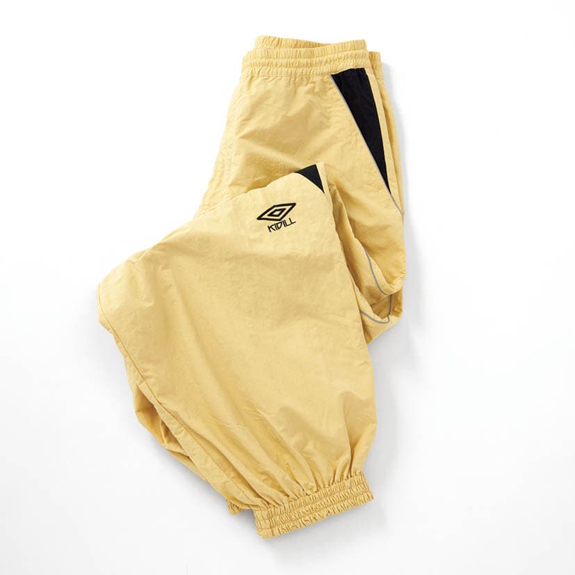 「下半期のマイブームのカラーは卵色！ なんだか可愛くて、無性に心惹かれています。このページで着ているパンツも卵色ブームの流れで購入！」。キディル×アンブロのトラックパンツ／本人私物