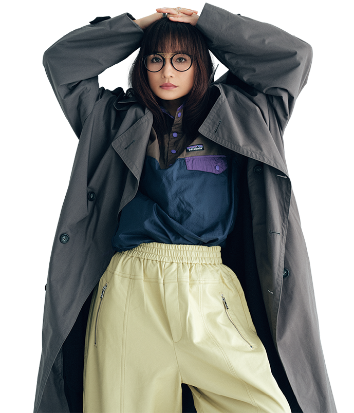 ヴィンテージのクリスチャン ディオールのトレンチコート、ヴィンテージのパタゴニアのフリーストップス、プランクプロジェクトのパンツ、メガネ／全て本人私物