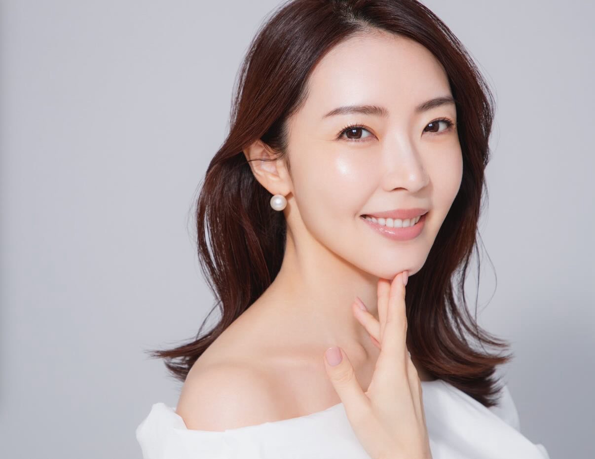 PROFILE_おおの・まりこ／実業家、美容家。アパレルブランドや健康食品会社を経営するほか、美容機器会社の取締役など多岐にわたって活躍中。“皮膚の変態”を自称する、肌管理を趣味とする奇跡の45歳。人生啓発本『美人はリスク』（小学館刊）が大好評発売中。