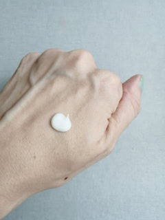 FAS ザ ブラック リフト アイクリーム　テクスチャー