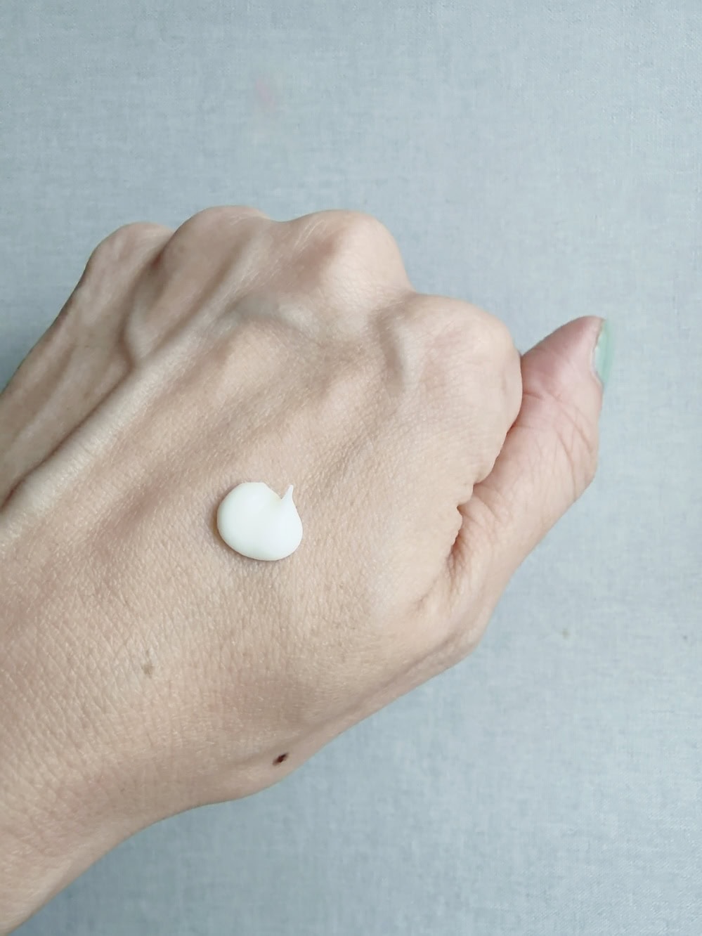 FAS ザ ブラック リフト アイクリーム　テクスチャー