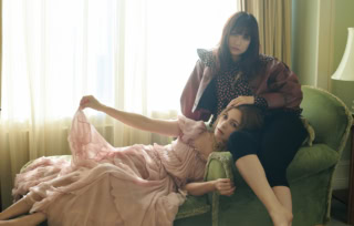 【真由美着用】ブラウンレザージャケット¥68 4,200、ドットブラウス¥358,600、ブラックニットレギンス¥143,000 ※参考価格(全てクロエ/クロエ カスタマーリレーションズ) 【せり着用】ピンクドレス¥992,200、ゴールドネックレス¥176,000(共にクロエ/クロエ カスタマーリレーションズ)