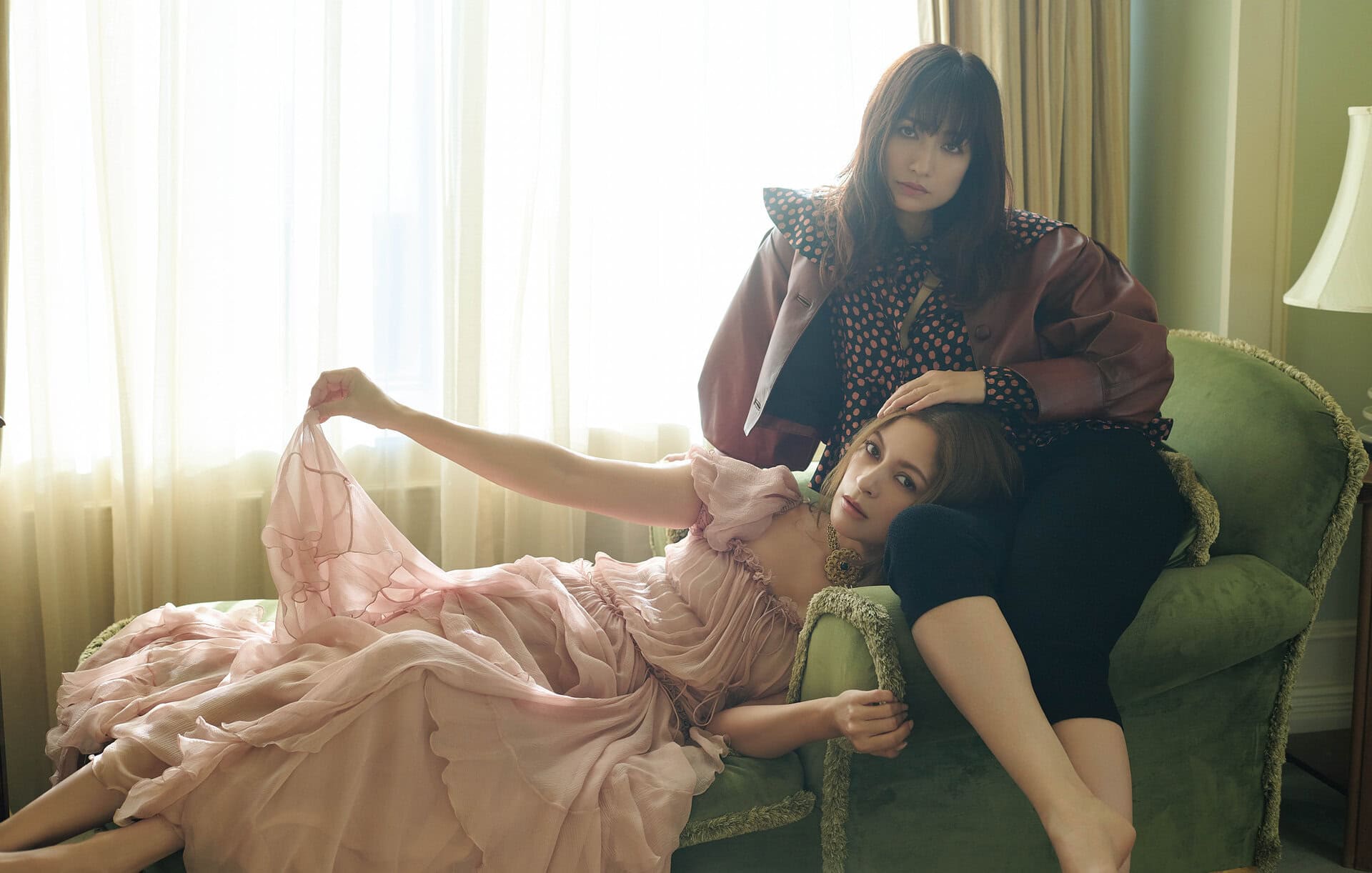 【真由美着用】ブラウンレザージャケット¥68 4,200、ドットブラウス¥358,600、ブラックニットレギンス¥143,000 ※参考価格(全てクロエ/クロエ カスタマーリレーションズ) 【せり着用】ピンクドレス¥992,200、ゴールドネックレス¥176,000(共にクロエ/クロエ カスタマーリレーションズ)