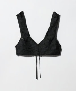 カラーは写真のブラックの他にホワイトの2色展開。しなやかなレーヨンの平コードを使用し、全面刺繍で仕上げられています。肩ひもが太めなので、落ちてこないのも重要ポイントです！