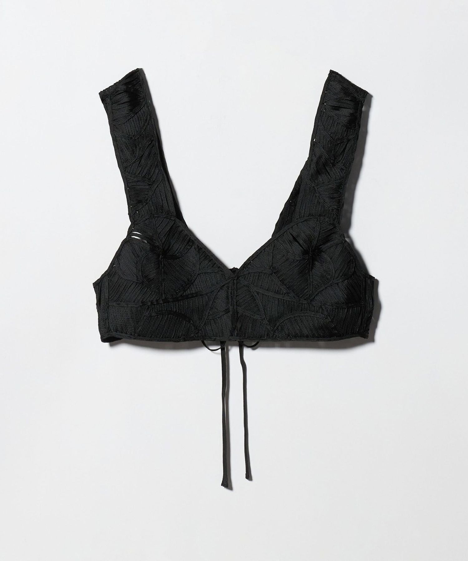 カラーは写真のブラックの他にホワイトの2色展開。しなやかなレーヨンの平コードを使用し、全面刺繍で仕上げられています。肩ひもが太めなので、落ちてこないのも重要ポイントです！