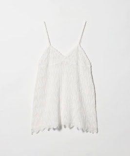 カラー展開は写真のホワイトの他にブラックの2色展開。同じ素材でスカーフもあるので、そちらを一緒にスタイリングするのもとっても素敵です！