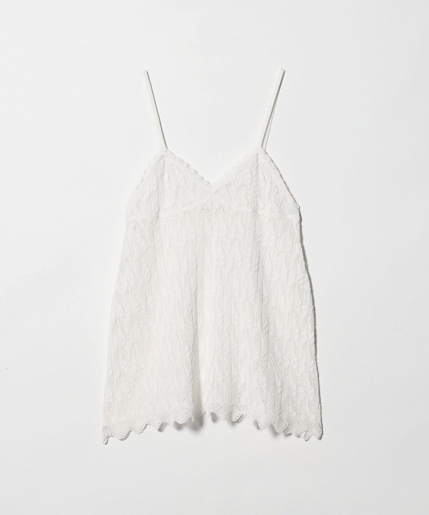 カラー展開は写真のホワイトの他にブラックの2色展開。同じ素材でスカーフもあるので、そちらを一緒にスタイリングするのもとっても素敵です！