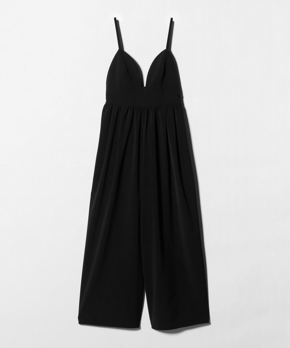 肩ひもは長さ調節可能。カラーは写真のブラックの他に、グレーがあります。ツイル素材で上品な印象な上に、ジャケットに合わせやすい点もいいんですよね。