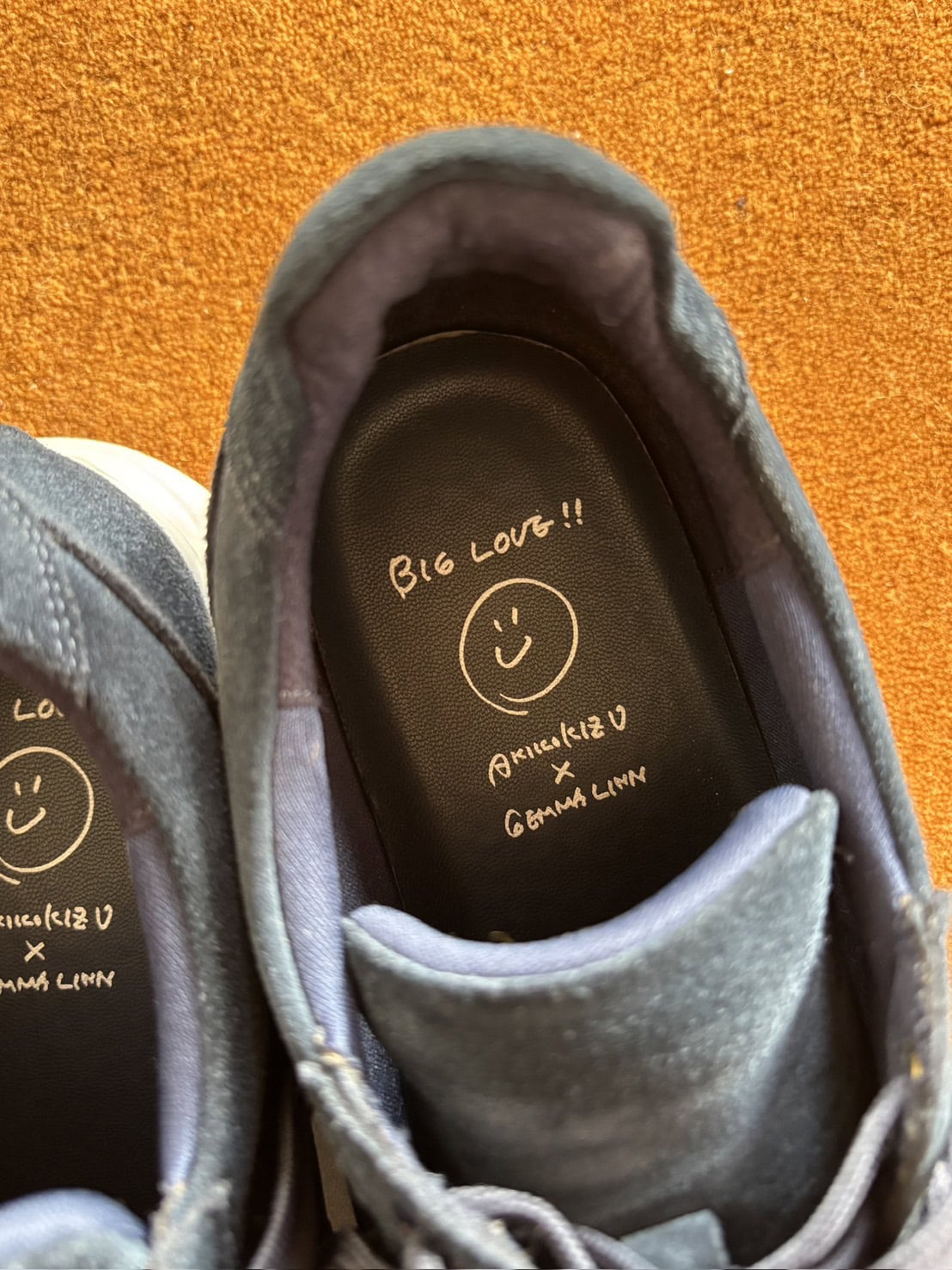 インソールには木津さんの手描きのイラスト入り。「脱ぎはきする度に、ハッピーな気持ちになってもらえたらいいなと思って。ハッピースニーカーって勝手に呼んでます（笑）」。