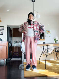 (新品ですので室内じゃん!という指摘はご容赦ください)カジュアルにまとめたいなら、こんな全身ピンクトーンにはくのも可愛い! 足元がキレイなので、いいバランスでまとまって見えます。