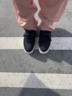 シューレースをネイビーにすると、かなり締まった印象に。お仕事シーンでも難なく使えるはず。