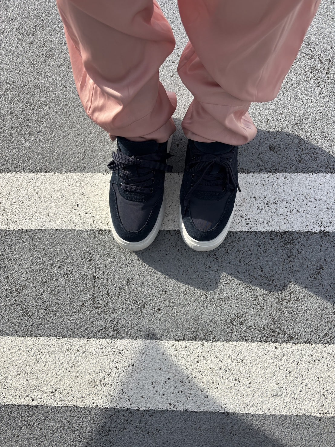 シューレースをネイビーにすると、かなり締まった印象に。お仕事シーンでも難なく使えるはず。