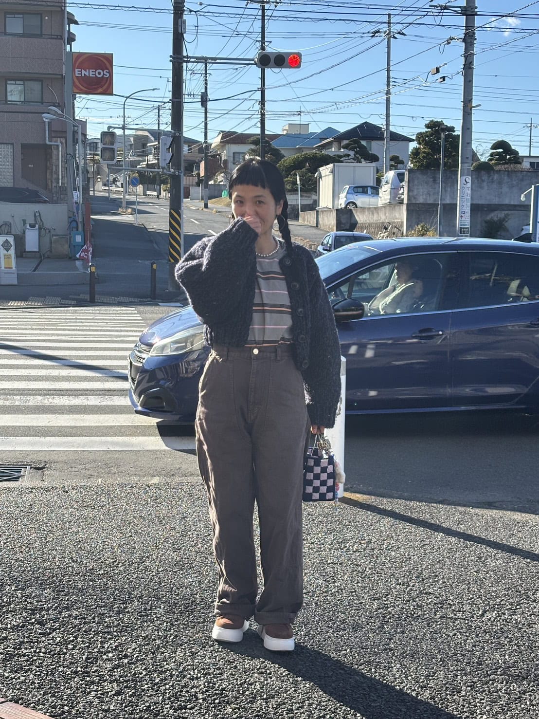 木津さんの愛息想太（そうた）君撮影。落ち着いたトーンのスタイリングに、ブラウンのスニーカーが見事にハマっています。こんなスタイリングなら真似できそうですよね？