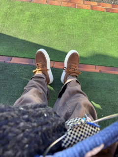 木津さんが小柄なのもあり、今回か厚底を採用。「たった数センチのソール差でもスタイルはかなり変わってみえます。とはいえ歩きやすさも大切なので、ぎりぎりのバランスを攻めました♡」。