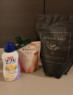 左から薬用ソフレ濃厚しっとり入浴液、アンドハニーリラックススパバスタブレット、アマミプレミアムエプソムソルト。エプソムソルトはアマゾンで、左2個はドラッグストアで購入しています。