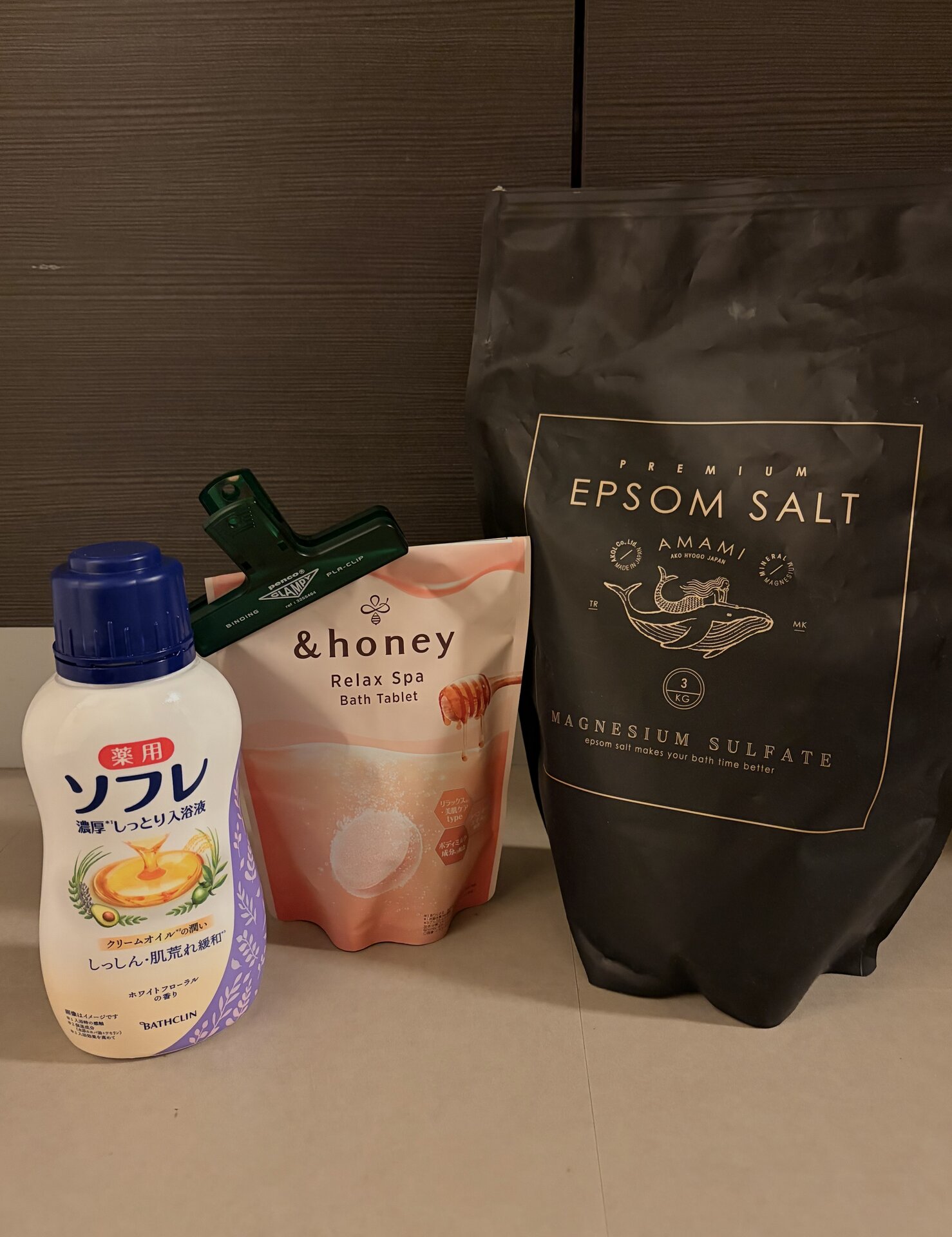 左から薬用ソフレ濃厚しっとり入浴液、アンドハニーリラックススパバスタブレット、アマミプレミアムエプソムソルト。エプソムソルトはアマゾンで、左2個はドラッグストアで購入しています。