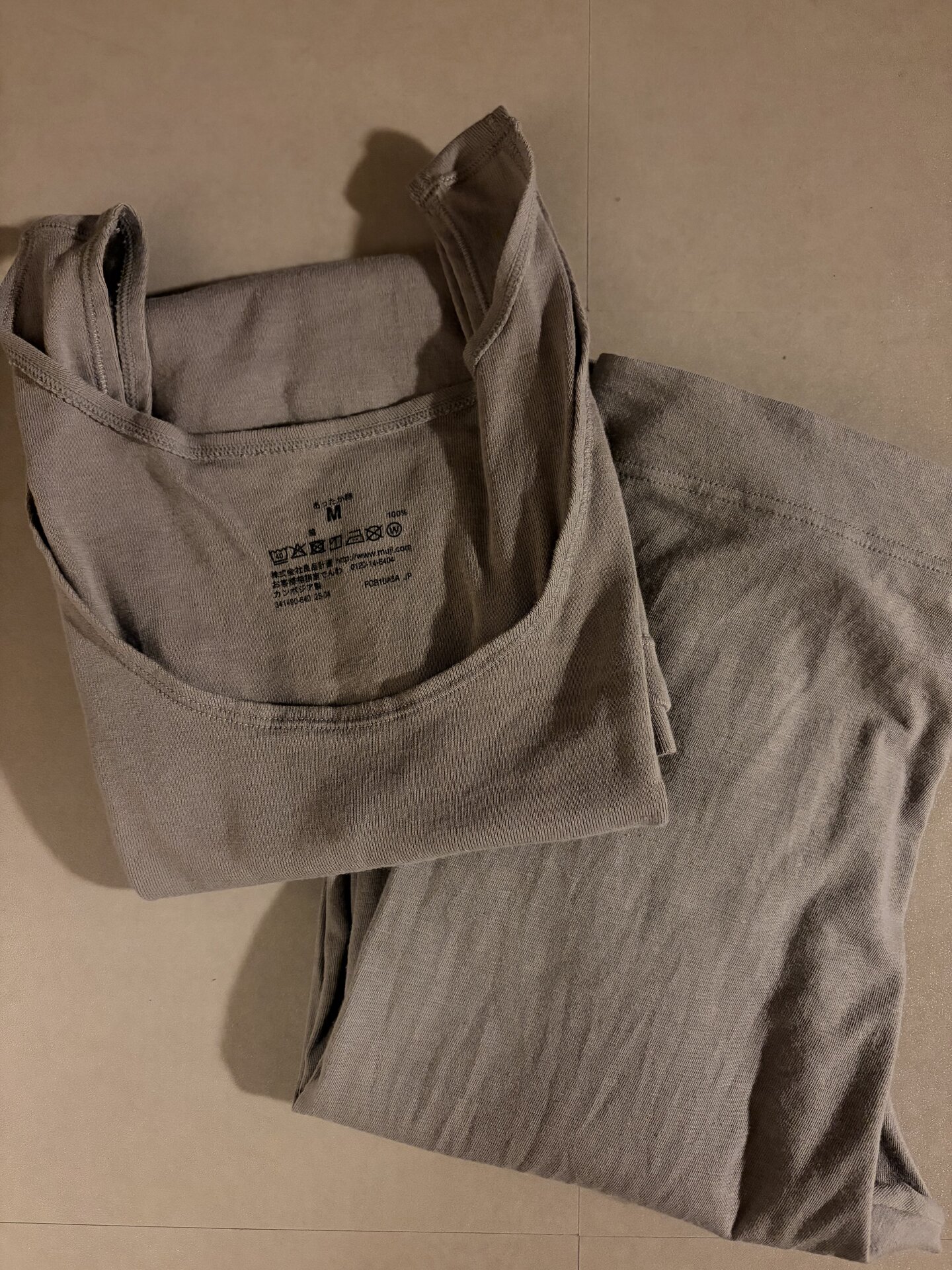 綿100％ あったか綿シリーズのタンクトップとレギンスを猛リピート中。小学校6年生の娘もこちらを愛用していて、分かりやすいように母がグレイッシュブラウンで娘にはブラックというように色分けして購入しています。