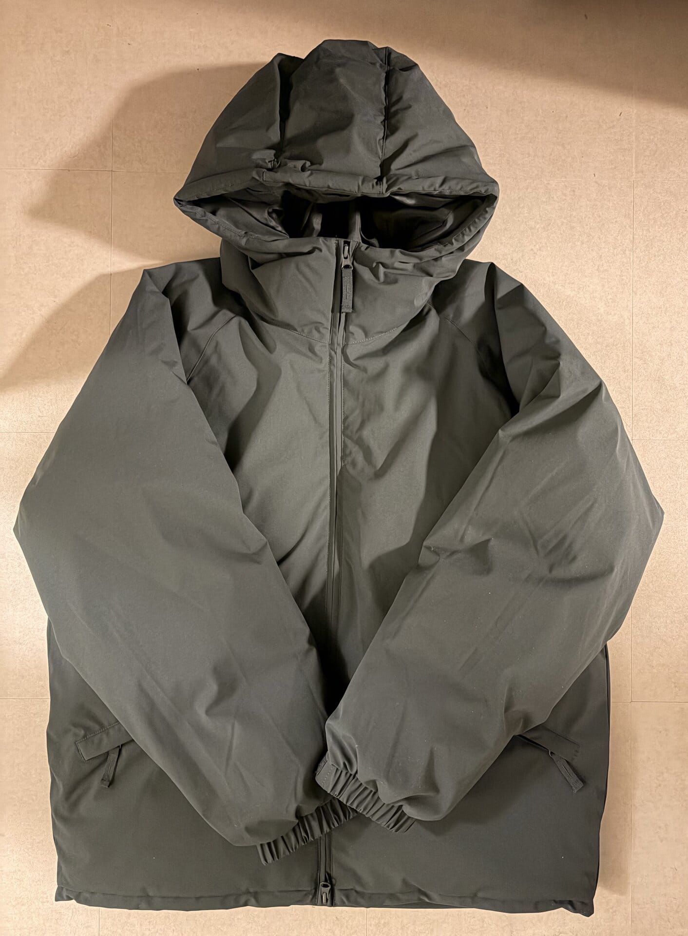 GUのウォームパデッドパーカです。カラーはダークグリーンでLサイズを着ています。