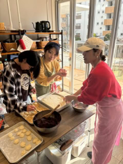 餅を丸める手はどんどん赤くなっていくんですよね。でも、食べるのは一瞬！ 人の手をかけた贅沢な食べ物です。