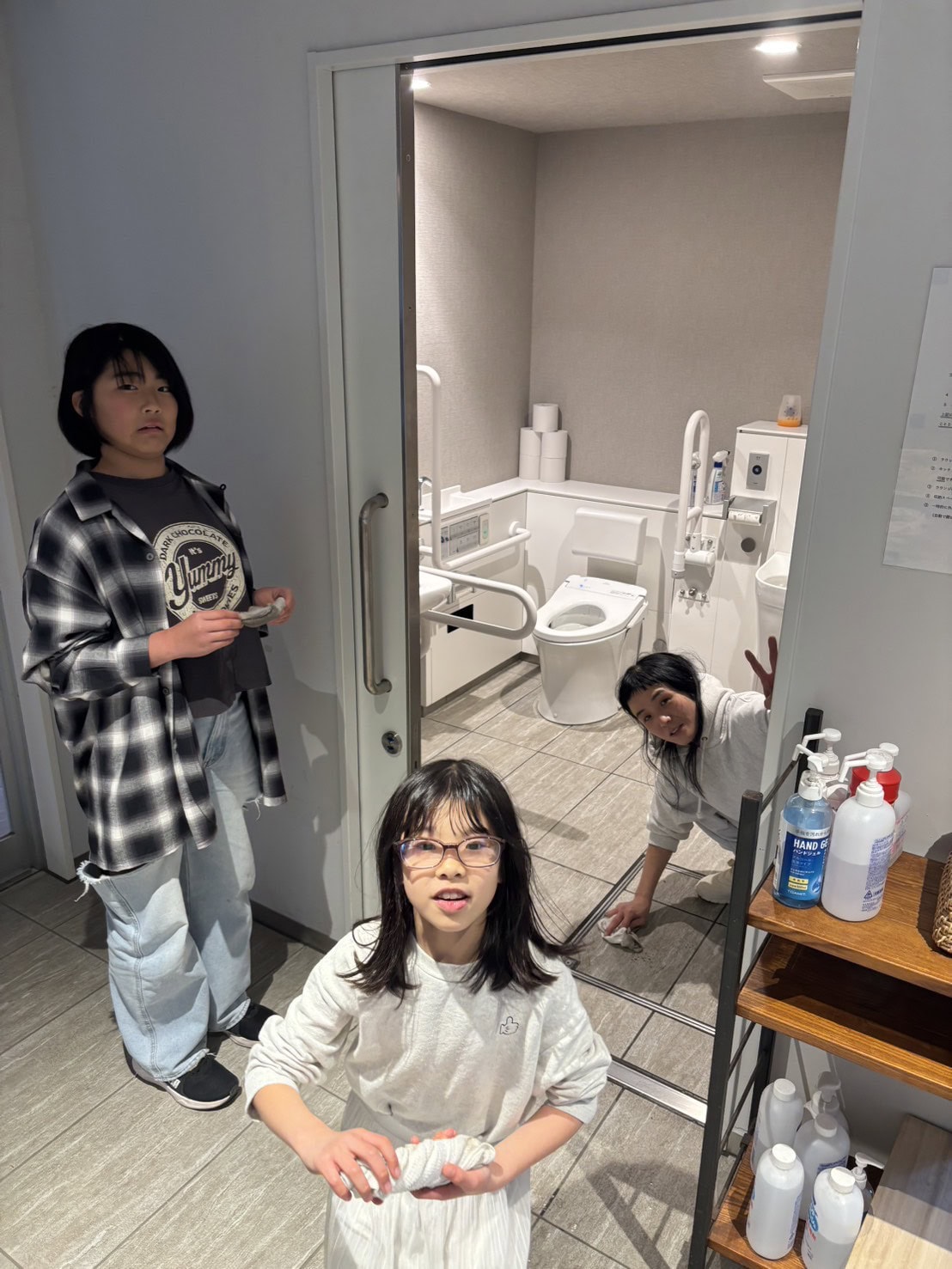 キッズスタッフも皆率先して動いてくれて、掃除もはかどりました。ちなみに奥で床掃除中な店主です。