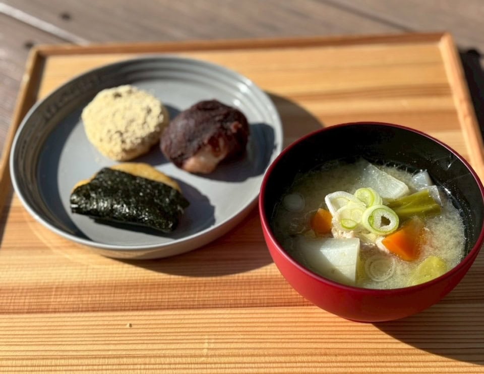 【こども食堂レインボー】謹製新年お餅膳です。