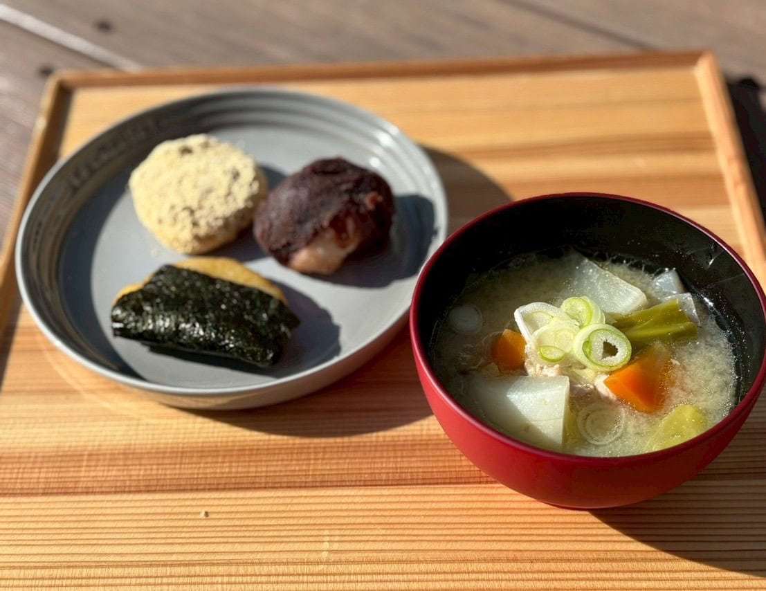 【こども食堂レインボー】謹製新年お餅膳です。