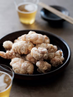 お料理連載の今月のテーマはニューベーシック料理。から揚げの写真には地味にビールが添えてあるあたりがオトナミューズらしさです。