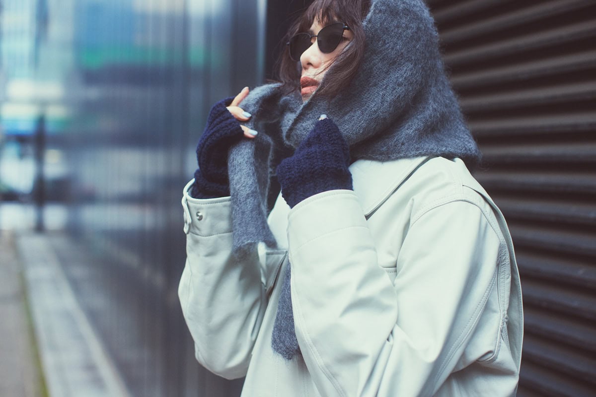 今季のトレンドといえば三角ストール！ 頭や耳を温めると意外とイケるんですよね。そんな話も載っています。ものすごく同意できます。