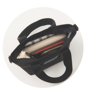 お財布、ポーチ、手帳、サングラスなど、持ち歩きたいアイテムがすっぽり収まります。｜オトナミューズ〈通常号〉付録はColeman 着脱可能なショルダーストラップ付きミニトート