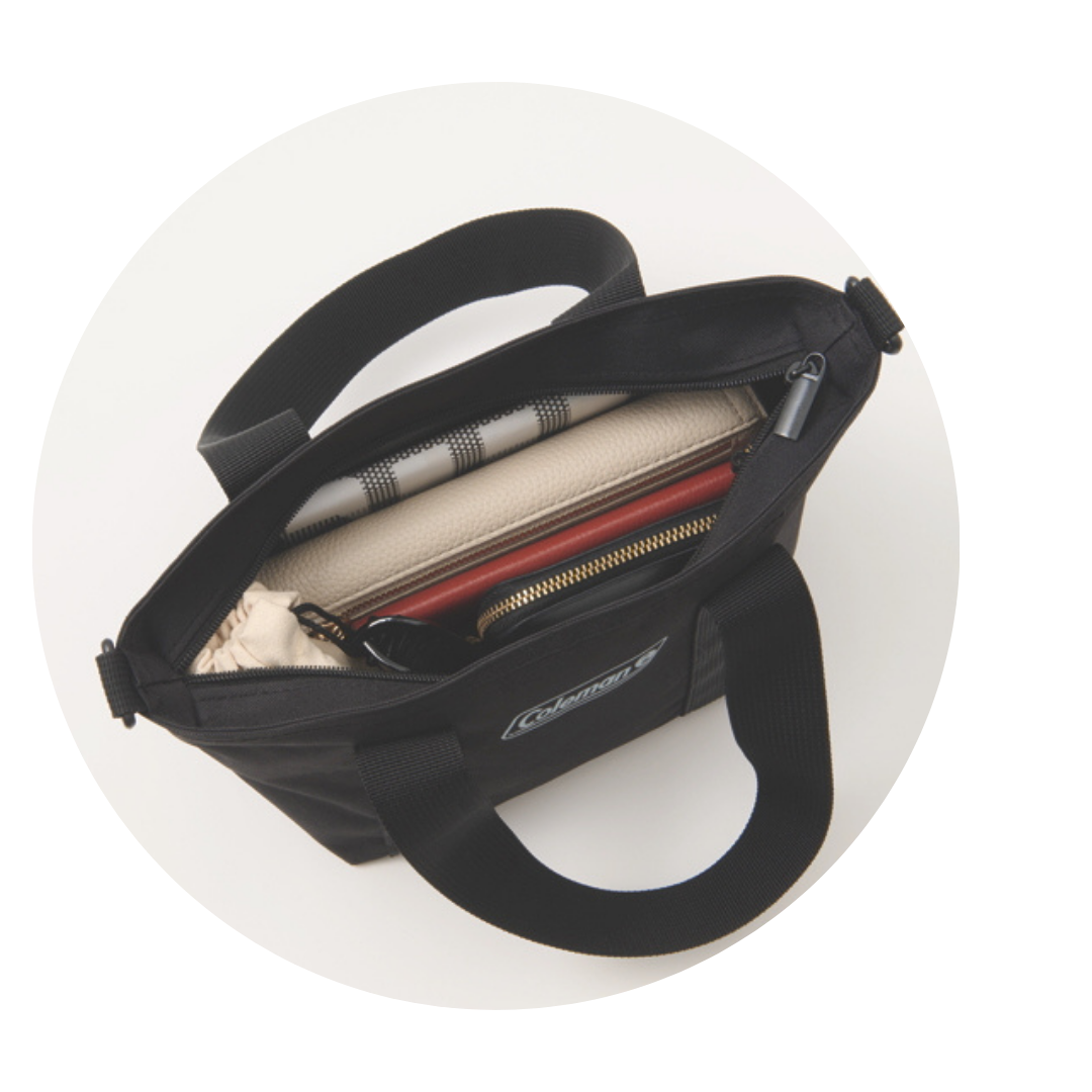 お財布、ポーチ、手帳、サングラスなど、持ち歩きたいアイテムがすっぽり収まります。｜オトナミューズ〈通常号〉付録はColeman 着脱可能なショルダーストラップ付きミニトート