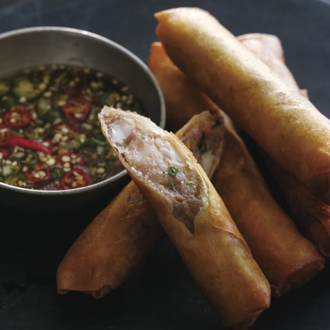 撮影時にはおいしすぎて奪い合いに! まるで大人の上質なジャンクフード【ひき肉とえびの春巻き】