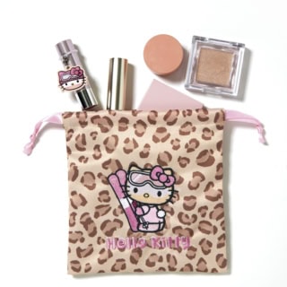 こんがり雪焼けしたお顔がふわふわ素材になっているワッペンが主役。平成ギャル感のあるサテン生地のレオパードを、あえてミルキーカラーでまとめたのが令和的ポイント。コスメ収納にも最適。