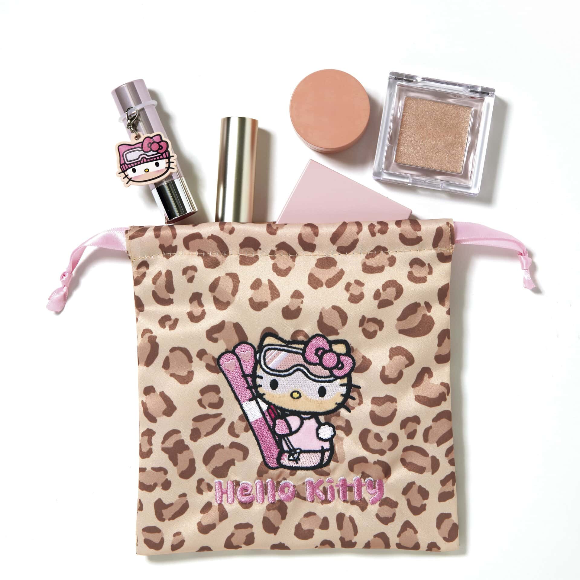 こんがり雪焼けしたお顔がふわふわ素材になっているワッペンが主役。平成ギャル感のあるサテン生地のレオパードを、あえてミルキーカラーでまとめたのが令和的ポイント。コスメ収納にも最適。