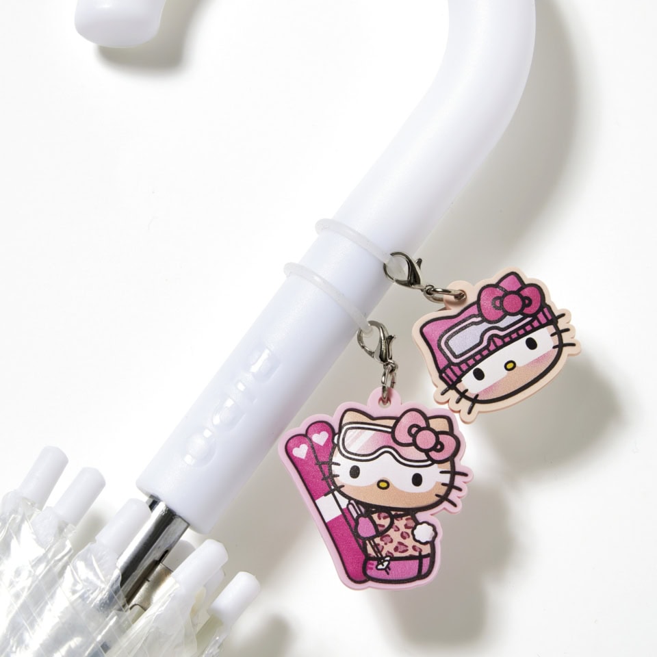 傘の取手にチャームをつけて、ひと目で見分けやすく。