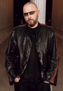 デミ・ムーア、エリオット・ペイジ、エドワード・ノートンといった豪華キャストが出演するショートフィルム『ザ・タイガー』も話題だったデムナによる新生GUCCI。彼はファーストコレクションも、続く12月に発表された2026年プレ・フォール・コレクション（これは自ら撮影！）も、自身の“グッチのヴィジョン”をルックブック形式で披露することを選択。これにより年明け2月に予定されている初のランウェイショーへの期待値は高まるばかり！