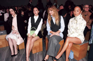 the front row at Christian Dior show ジョナサンは就任後、マイキー・マディソン、ミア・ゴス、グレタ・リーを次々と新アンバサダーに指名し、「レディ デイオール」のキャンペーンに起用。ショーのフロントロウには彼の“ニュールック”を着こなすアンバサダーたちがずらり（右からグレタ・リー、ジェニファー・ローレンス、ジス、マイキー・マディソン）。